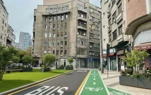 The same image, now with an additional lane for buses