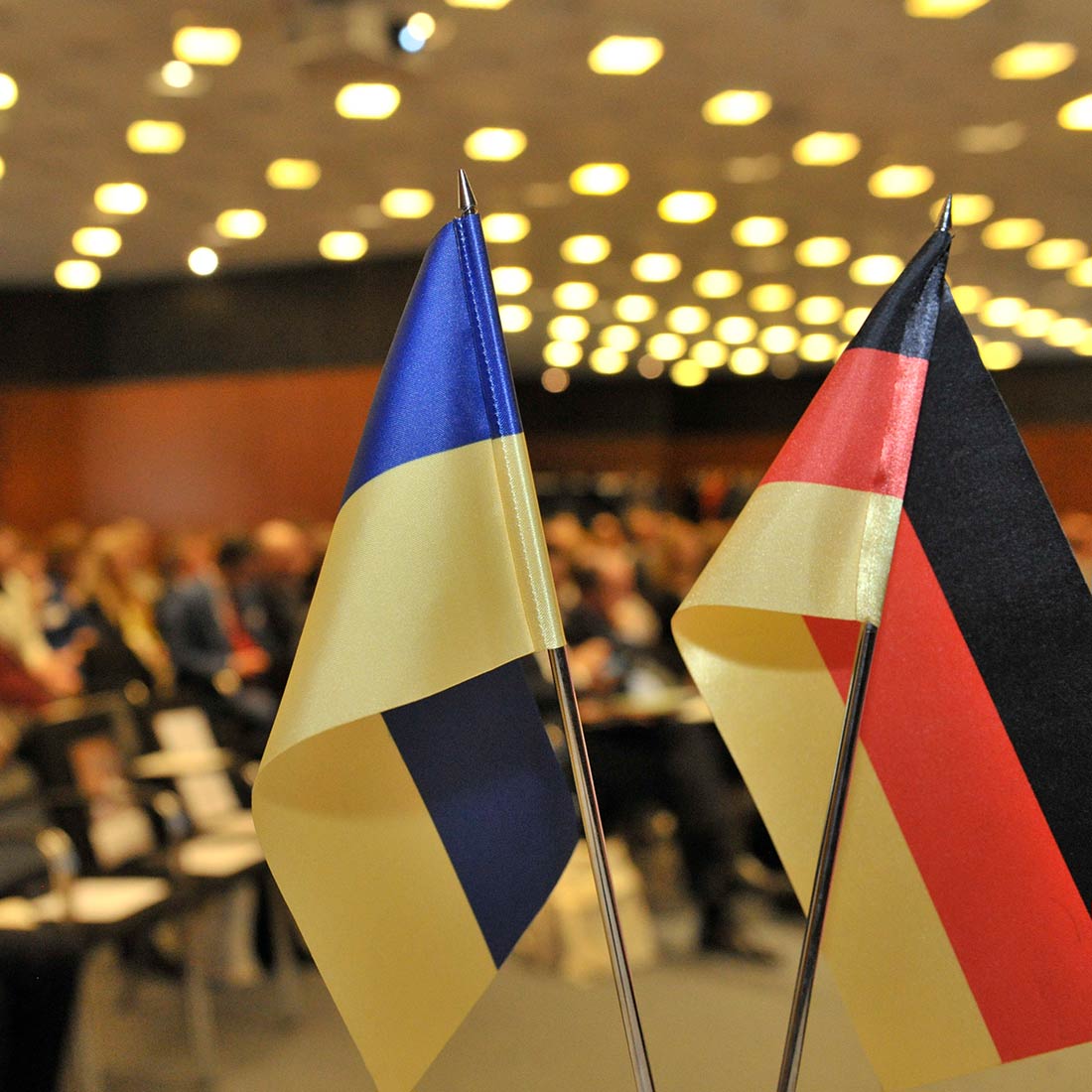 Wenn Fakten unter Druck geraten: Kommunen wirksam gegen Desinformation stärken
